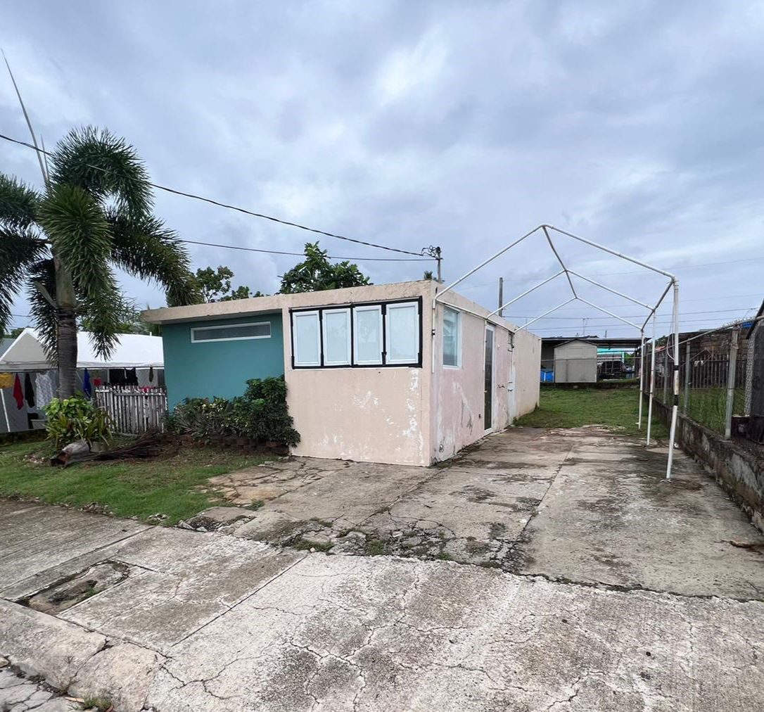 Unveil the potential of this charming small cozy house, awaiting your